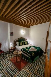 Postel nebo postele na pokoji v ubytování Riad Fes Iline