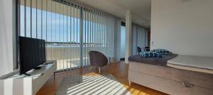 - une chambre avec un lit et une grande fenêtre dans l'établissement Ringi Rannakivi Residents, à Pärnu
