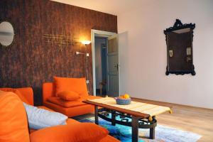 Posezení v ubytování Bright and Colourful Apartment Luce -Sandy beach