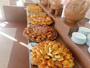 una fila de platos de comida en una mesa en Vai by Romance Hotel & Aqua Park en Ain Sokhna