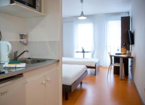 Kuchyň nebo kuchyňský kout v ubytování Comfort Aparthotel Besancon Hauts du Chazal