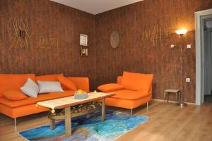 Posezení v ubytování Bright and Colourful Apartment Luce -Sandy beach