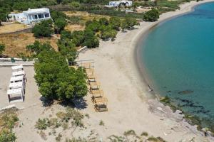 widok z powietrza na plażę z leżakami w obiekcie Cavos w mieście Agios Sostis