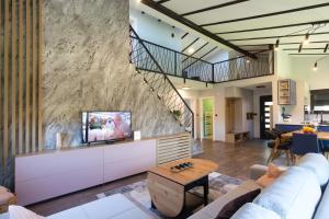 una sala de estar con una gran pared de piedra. en Modern House in Visoko, en Visoko