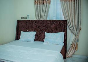 Luxury 3-Bedroom Duplex FAST WIFI & 247Power tesisinde bir odada yatak veya yataklar