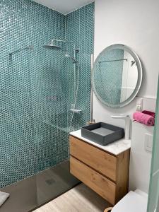 プラヤ・デル・イングレスにあるBungalow Yumboのバスルーム(シャワー、シンク、鏡付)