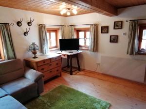 ジークスドルフにあるFerienhaus Villa klein Venedigのリビングルーム(ソファ、デスク、コンピュータ付)