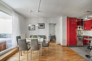 17 C&J's Apartment的休息区