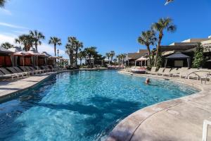 Foto dalla galleria di Gorgeous San Luis Condo Amazing Pool Amenities Ocean Views From 2 Balconies a Galveston