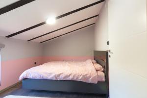 1 dormitorio con cama y techo abovedado en Modern House in Visoko, en Visoko