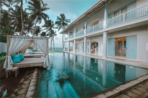 eine Villa mit einem Pool neben einem Gebäude in der Unterkunft Selenya Talpe - Boutique Villa in Unawatuna