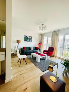 - un salon avec un canapé et une table dans l'établissement 4 llullat - City Center Apartment, à Pristina