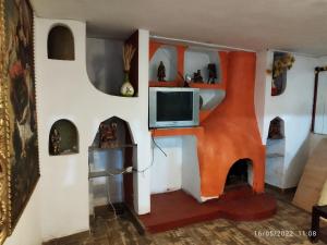 クスコにあるSQ Hotel del Incaのリビングルーム(テレビ付)、暖炉付きの部屋