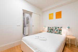 - une chambre blanche avec un grand lit blanc dans l'établissement GuestReady - Back to Road to Greenhouse, à Porto