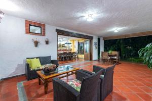 a living room with chairs and a table at Casa Campestre La Habana in Armenia