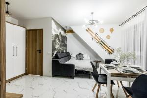 un soggiorno con letto e tavolo di Apartament Modrzejewska a Zakopane
