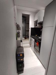 Habitación pequeña con cocina y pasillo en Agréable T2 au centre de Luchon, en Luchon