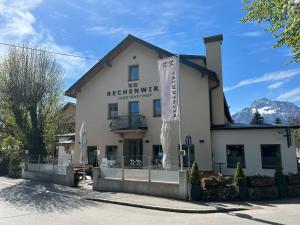 un edificio blanco con un cartel delante en Landgasthof Rechenwirt en Elsbethen