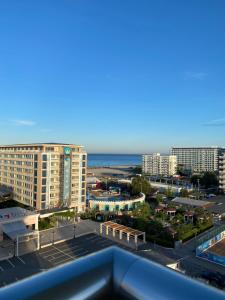 - un balcon offrant une vue sur l'océan dans l'établissement Apartament Miramare Mamaia Nord, à Mamaia Nord – Năvodari