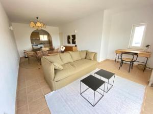 uma sala de estar com um sofá e uma mesa em Serenity T3, 2 terraces seaview 600m beach na Praia da Luz