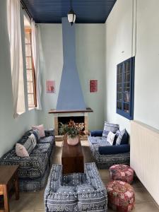 ein Wohnzimmer mit Sofas und einem Kamin in der Unterkunft Abeliona Guesthouse in Ambeliona