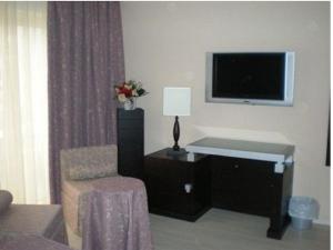 TV a/nebo společenská místnost v ubytování Hotel Santa Lucia Le Sabbie d'Oro