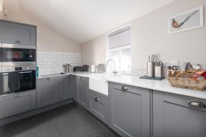 Kitchen o kitchenette sa The Cottage, The Loch Ness Cottage Collection
