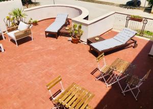 Bazén v ubytovaní La Terrazza Sul Mar Mediterraneo alebo v jeho blízkosti