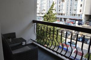 balkon z krzesłami i widokiem na miasto w obiekcie Cozy Apartment Split w Splicie