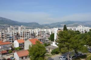 miasto z białymi budynkami, drzewami i górami w obiekcie Cozy Apartment Split w Splicie