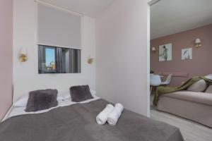 una camera da letto con un letto con scarpe bianche di Apartaments Solec 79 by Renters a Varsavia