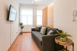 un soggiorno con divano e TV a schermo piatto di GuestReady - Yazdah Flat 1 a Porto