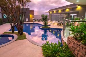 エウナーポリスにあるHotel Porto Napolisの建物の真ん中にあるプール