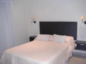 Una cama o camas en una habitación de Complejo Ayenué & Spa II