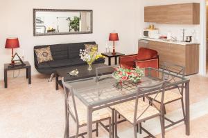sala de estar con mesa y sofá en Ioannis Apartments en Atenas
