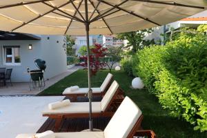 Taman di luar The Cube, Luxury Villa with private pool