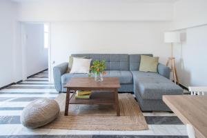 - un salon avec un canapé et une table dans l'établissement Phaedrus Living Sea View Villa Aegina, à Perdika