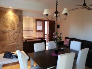 a dining room with a table and white chairs at Complejo Ayenué & Spa II in Ostende