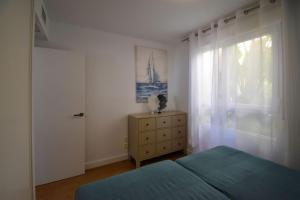 sypialnia z łóżkiem, komodą i oknem w obiekcie MAGNOLIO APARTMENT CALACEITE w mieście Torrox Costa +27 zdjęć