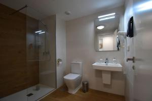 łazienka z toaletą, umywalką i prysznicem w obiekcie MAGNOLIO APARTMENT CALACEITE w mieście Torrox Costa
