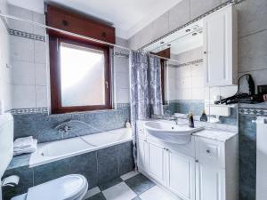 ein Badezimmer mit einer Badewanne, einem Waschbecken und einem WC in der Unterkunft MYHOUSE INN TORINO 1 - Affitti Brevi Italia in Collegno