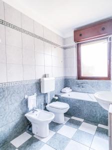 ein Bad mit einem WC und einem Waschbecken in der Unterkunft MYHOUSE INN TORINO 1 - Affitti Brevi Italia in Collegno