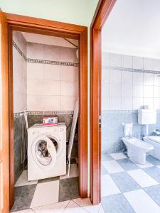 ein Badezimmer mit einer Waschmaschine und einem WC in der Unterkunft MYHOUSE INN TORINO 1 - Affitti Brevi Italia in Collegno
