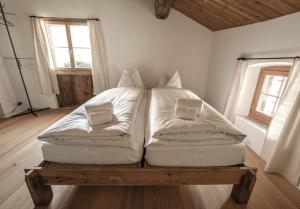 Uma cama ou camas num quarto em Hotel Weiss Kreuz