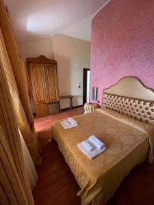 a bedroom with a bed with two towels on it at Villaggio Calispera in Capo Vaticano