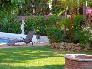 Garden sa labas ng Beautiful modern 4 bedroom villa with heated pool and cinema in Las Lagunas de Mijas