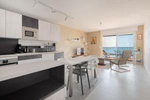 Кухня или кухненски бокс в AS21932 - Appartement P3 magnifique Vue Mer en dernier étage sur le Front de Mer