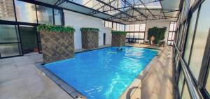 een bovenaanzicht van een zwembad in een gebouw bij Hotel das Américas in Balneário Camboriú +91 foto's