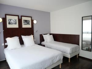 Postel nebo postele na pokoji v ubytování Hôtel Du Centre Annemasse