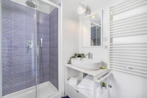 メータにあるCasa Meta Bluの洗面台とシャワー付きの白いバスルーム +25枚の写真